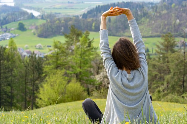 Foto achtergrondbeeld van een vrouw die op het veld staat