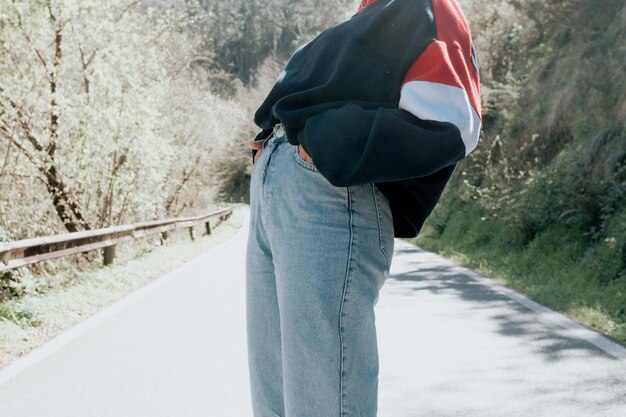 Foto achtergrondbeeld van een vrouw die op het veld staat