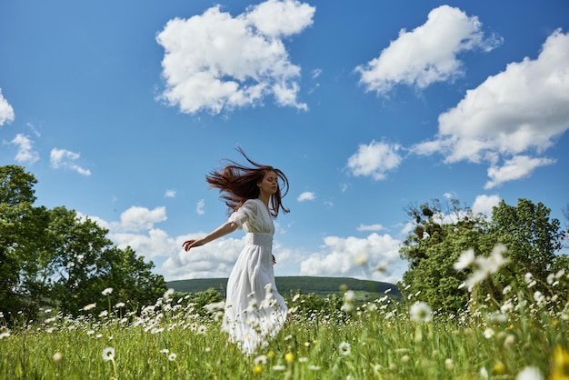 Achtergrondbeeld van een vrouw die op het veld tegen de lucht staat