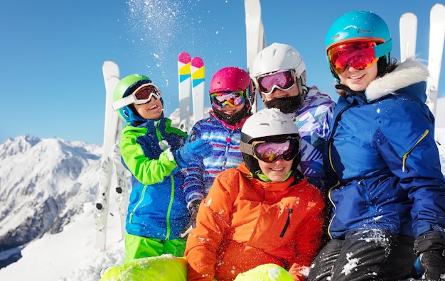 Foto achtergrondbeeld van een vrouw die op sneeuw staat