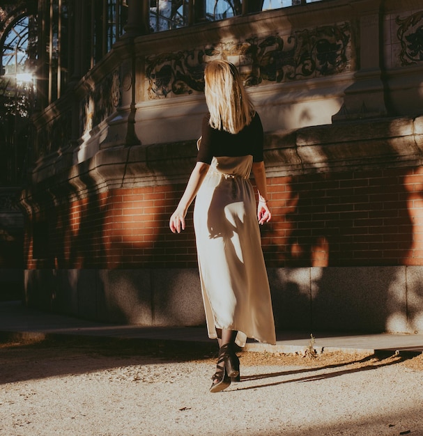 Foto achtergrondbeeld van een vrouw die op straat loopt in de stad