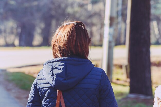 Foto achtergrondbeeld van een vrouw die op straat staat