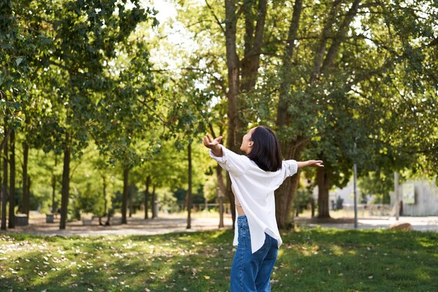 Foto achtergrondbeeld van een vrouw die tegen bomen staat