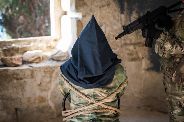 Foto achtergrondbeeld van een vrouw die tegen de muur staat