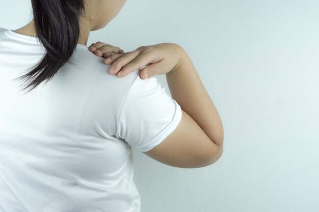 Foto achtergrondbeeld van een vrouw die tegen een witte achtergrond staat