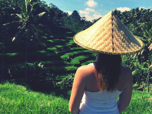 Foto achtergrondbeeld van een vrouw die tegen het landschap staat