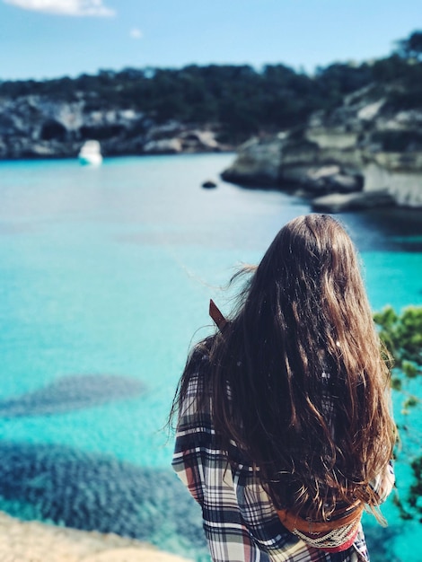 Achtergrondbeeld van een vrouw die tegen het meer zit