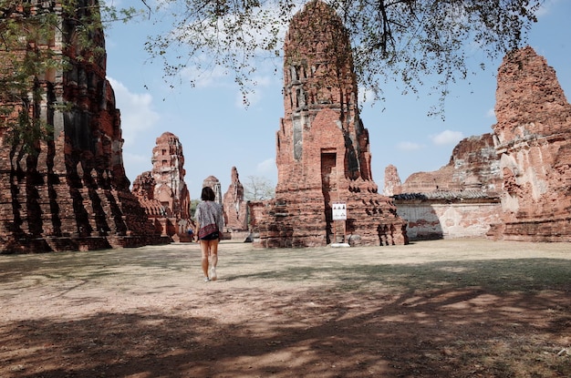 Achtergrondbeeld van een vrouw in een historische tempel