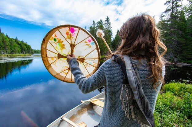 Foto achtergrondbeeld van een vrouw met een paraplu bij het meer tegen de lucht