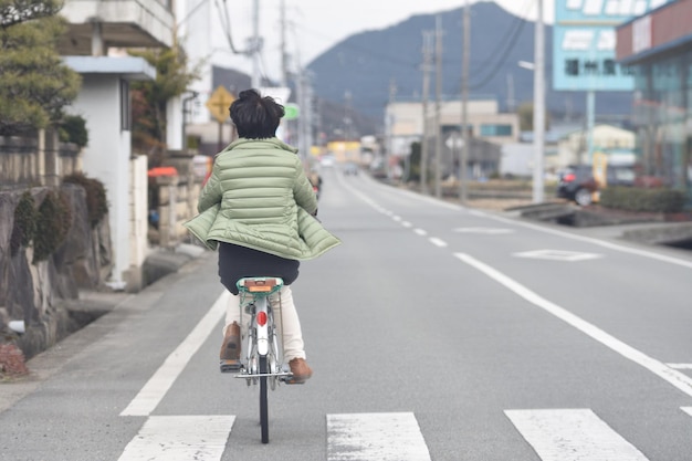 Achtergrondbeeld van een vrouw op een fiets in Japan