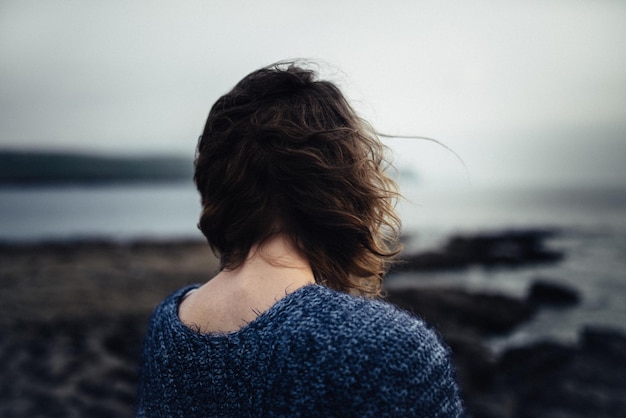 Achtergrondbeeld van een vrouw op het strand