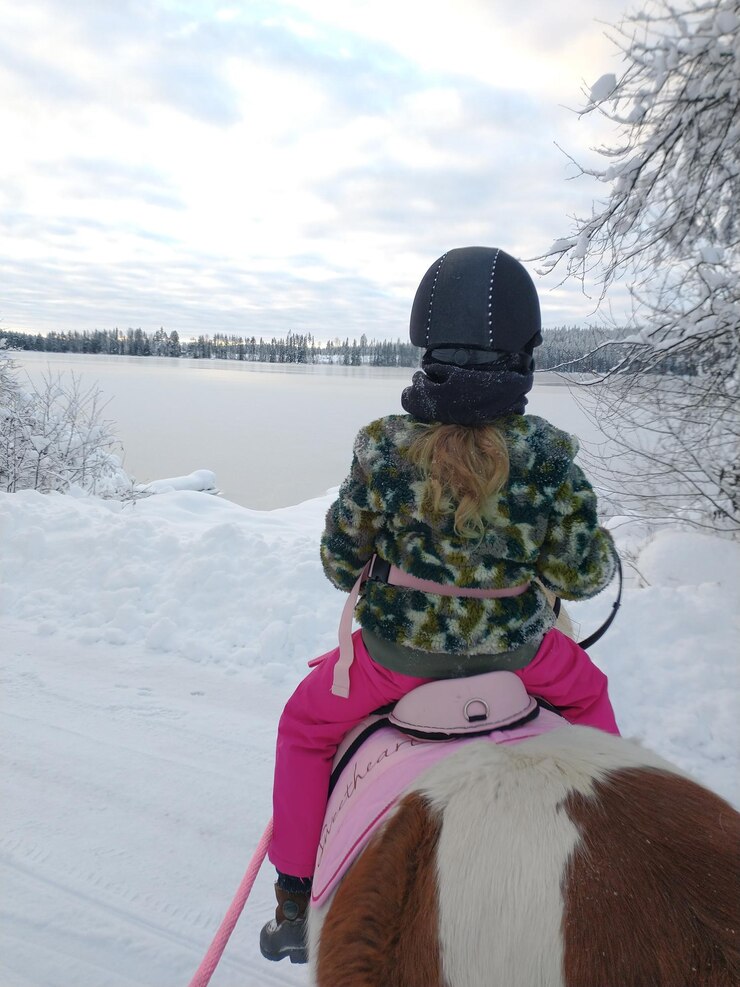 Foto achtergrondbeeld van een vrouw op sneeuw bedekt land