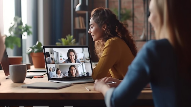 Foto achtergrondbeeld van een zakenvrouw die met haar collega's praat over een plan in een videoconferentie