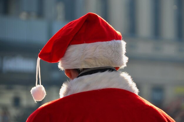 Foto achtergrondbeeld van man in kerstmankostuum