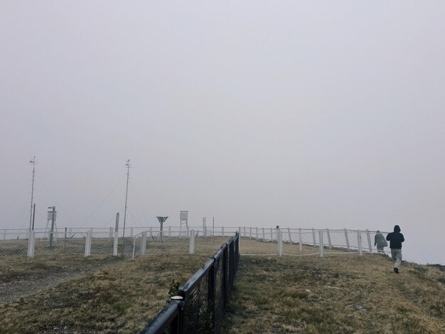 Achtergrondbeeld van mannen die op de berg lopen