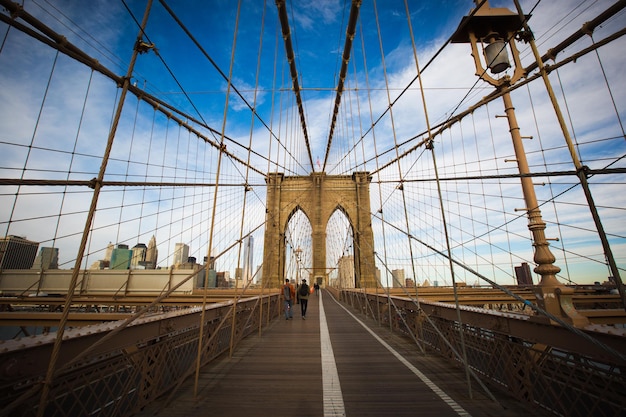 Achtergrondbeeld van mannen die op de Brooklyn Bridge lopen