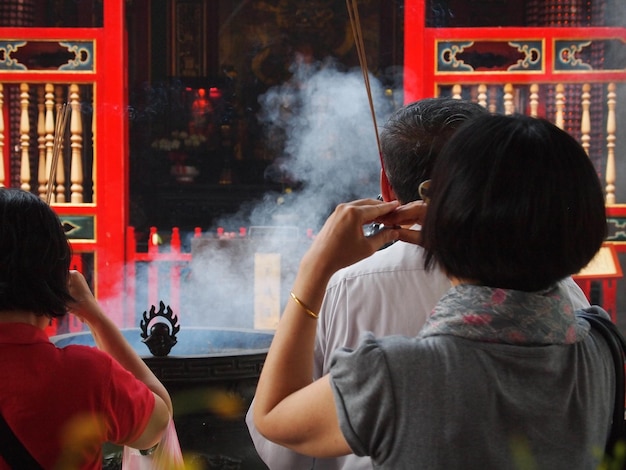 Achtergrondbeeld van mensen die bidden in een boeddhistische tempel