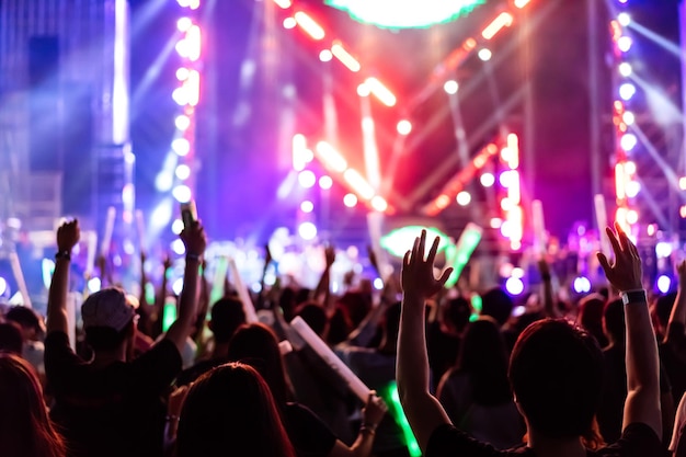 Achtergrondbeeld van mensen die genieten van een muziekconcert