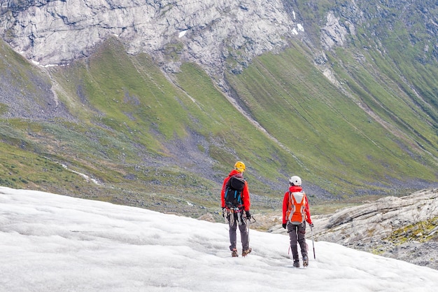 Achtergrondbeeld van mensen die in de winter op de berg wandelen