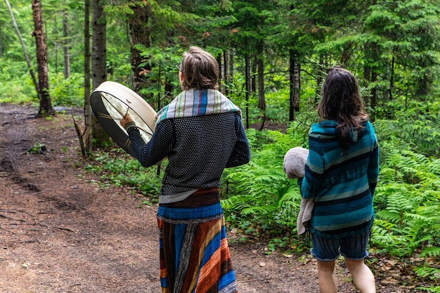 Achtergrondbeeld van mensen die in het bos lopen