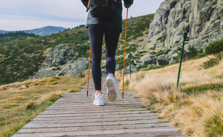 Foto achtergrondbeeld van mensen die op de promenade lopen