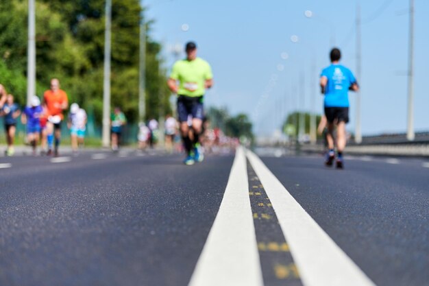 Achtergrondbeeld van mensen die op de weg rennen in de stad