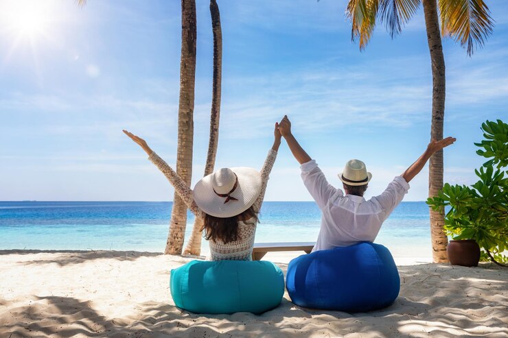 Foto achtergrondbeeld van mensen die op het strand zitten tegen de lucht
