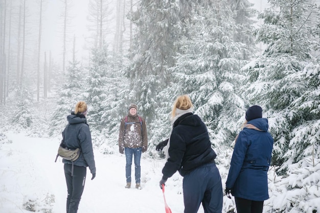 Foto achtergrondbeeld van mensen die op sneeuw bedekt land lopen