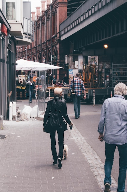 Foto achtergrondbeeld van mensen die op straat lopen in de stad