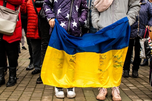 Achtergrondbeeld van mensen die op straat lopen