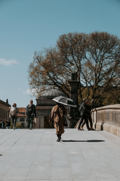 Achtergrondbeeld van mensen die op straat lopen