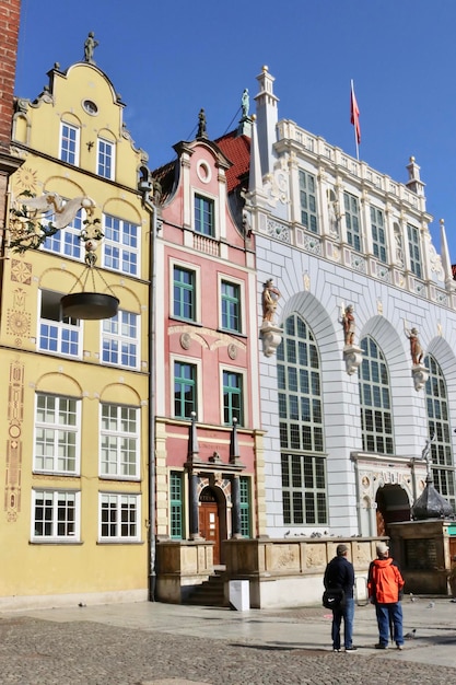 Achtergrondbeeld van mensen die tegen een gebouw in de stad staan
