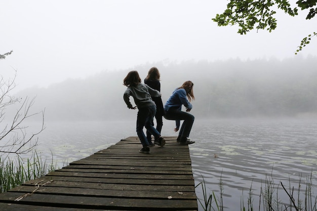 Achtergrondbeeld van mensen op de berg tegen de lucht
