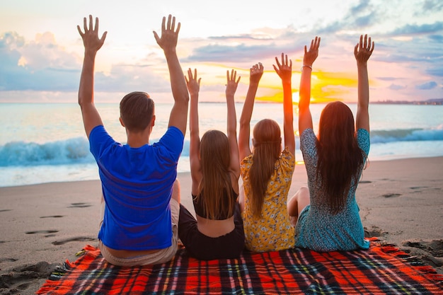 Achtergrondbeeld van mensen op het strand bij zonsondergang