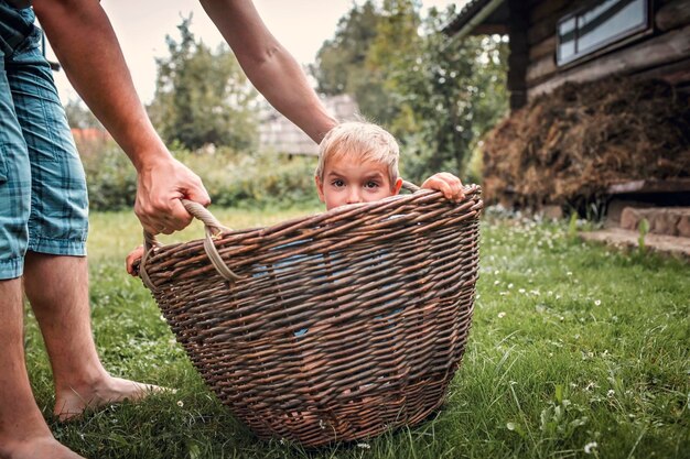 Foto achtergrondbeeld van moeder en dochter op een vliezen mand