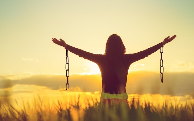 Achtergrondbeeld van silhouet vrouw op het veld tegen de hemel tijdens zonsondergang