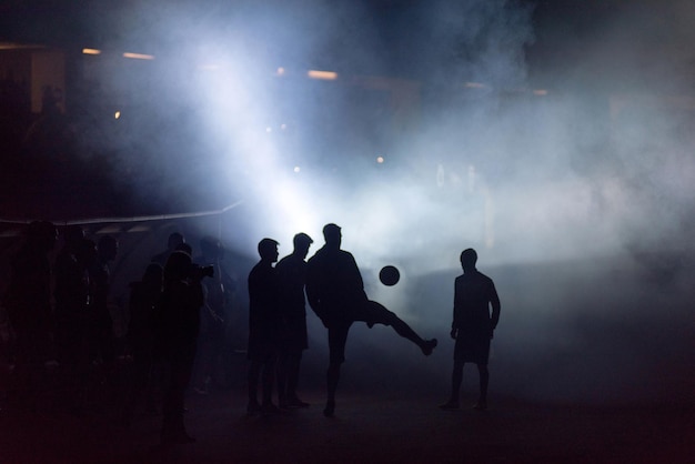 Foto achtergrondbeeld van silhouetten van mensen op een muziekconcert