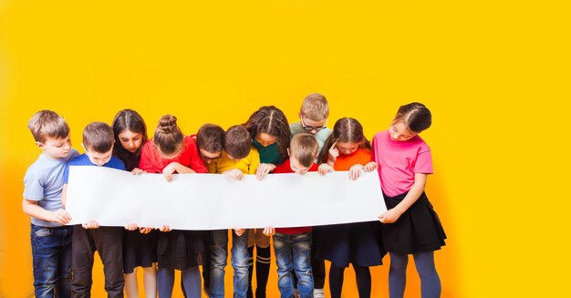 Achtergrondbeeld van twee mensen die tegen een gele achtergrond staan