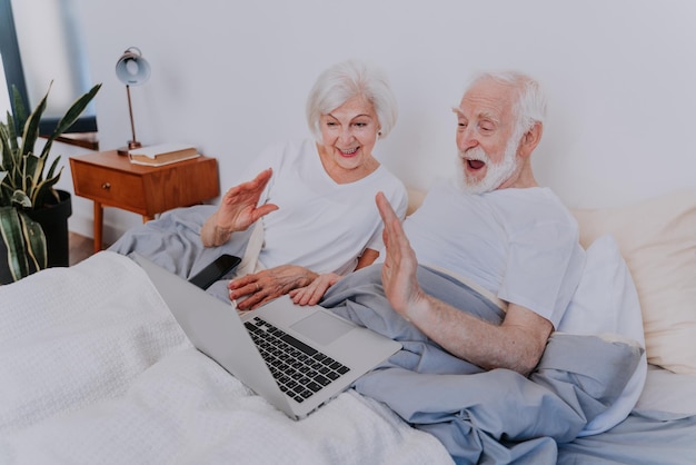 Achtergrondbeeld van twee vrouwen die op een laptop zitten