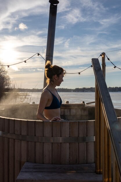 Foto achtergrondbeeld van vrouw die op de reling zit