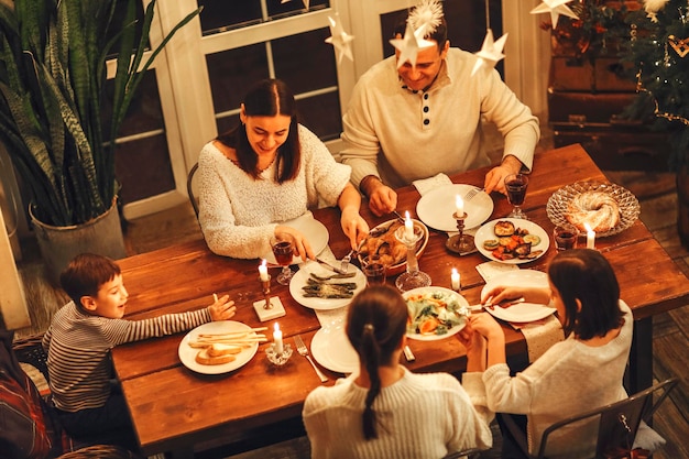 Achtergrondbeeld van vrouw die op tafel zit