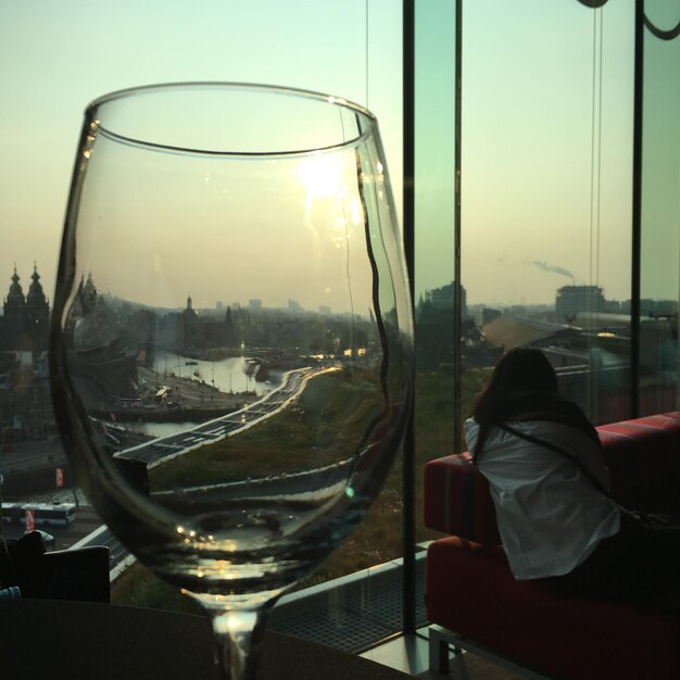 Foto achtergrondbeeld van vrouw in glas