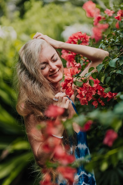 Achtergrondbeeld van vrouw met bloemen