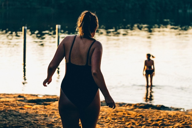 Achtergrondbeeld van vrouw op het veld tegen het meer
