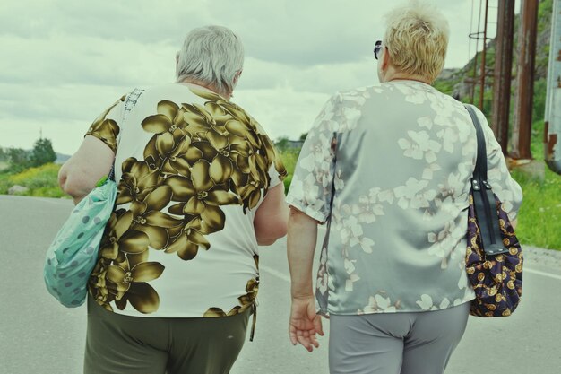 Foto achtergrondbeeld van vrouwen die buiten lopen