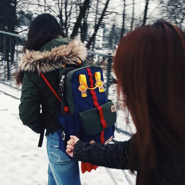 Achtergrondbeeld van vrouwen die in de winter op straat lopen