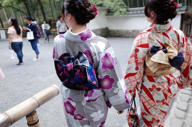 Foto achtergrondbeeld van vrouwen die kimono's dragen en op straat staan