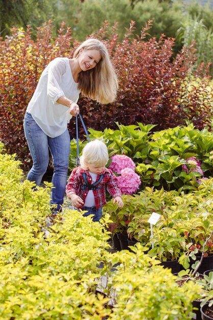 Foto achtergrondbeeld van vrouwen die op bloeiende planten lopen