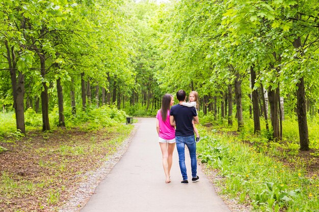 Foto achtergrondbeeld van vrouwen die op een voetpad tussen bomen lopen