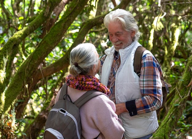 Achtergrondbeeld van vrouwen die op planten lopen